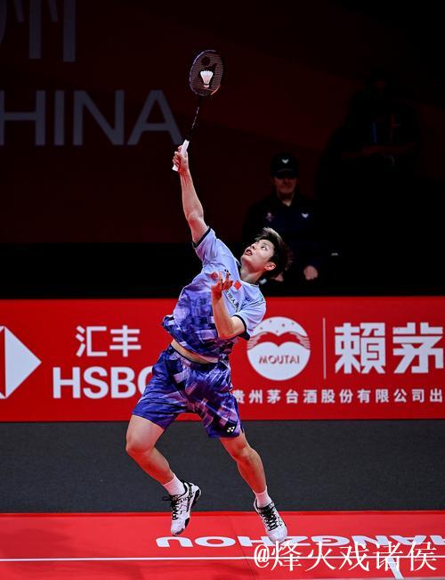 羽联总决赛：石宇奇两局完胜奈良冈功大，成功晋级